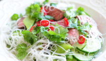Lekka wietnamska sałatka z wołowiną