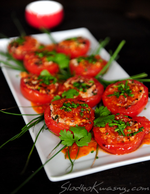 Wietnamskie pomidory nadziewane wieprzowiną i grzybami mun
