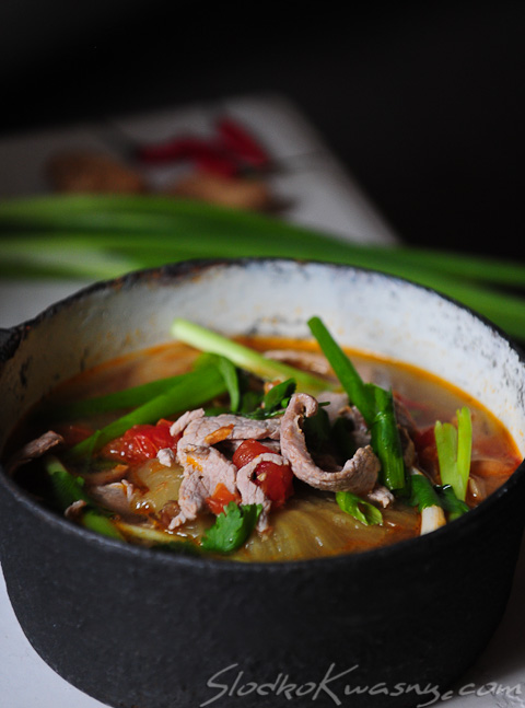 Wietnamska zupa z wołowiną i kiszoną kapustą