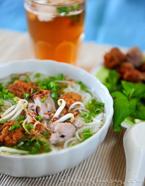 Zupa z Hanoi z wieprzowiną i ryżowym vermicelli